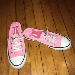 Pink woman's chuck taylor shoreline sneaker